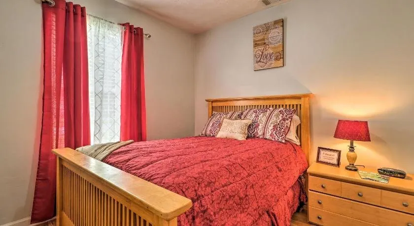 Classic Southern Family Home - 6 Mi to Atlanta!, Hapeville - Image 1