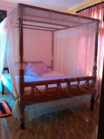 Kavindi Guest - Image 1