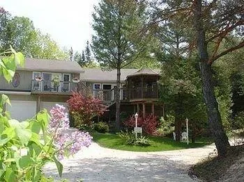 A Wymbolwood Beach House Bed & Breakfast - Image 1