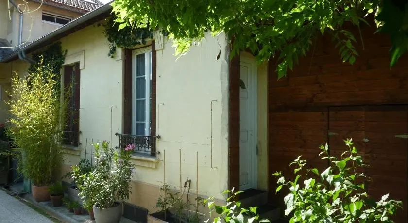 Studio ville très calme - Image 1