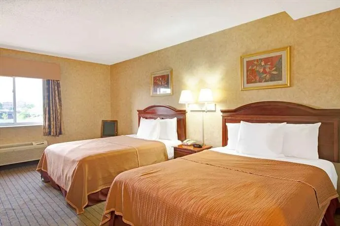 Howard Johnson Express Inn Bronx - Image 1