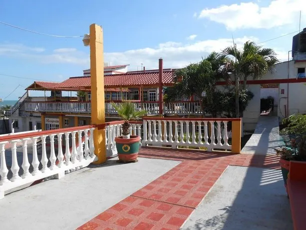 Hotel y Bungalows Monteverde - Image 1