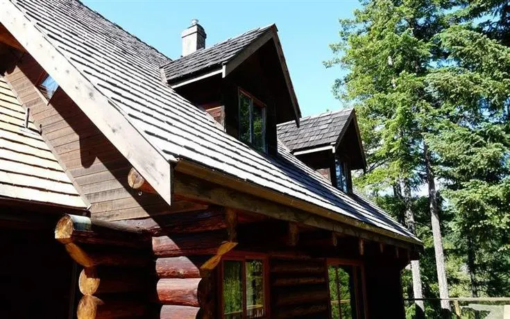 Secret Cove Waterfront Log Cabin - Image 1