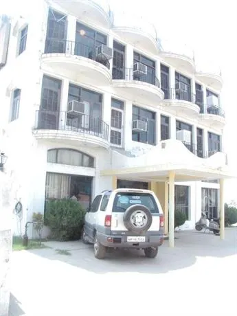 Hotel Yamini - Image 1