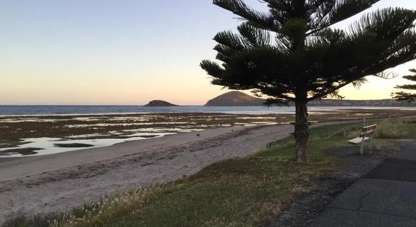 Bay Breeze Cottage - Image 1