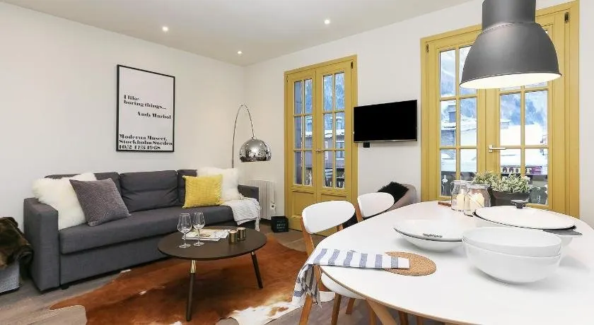 CHALET SUISSE - Central Chamonix - sleeps 4 - Image 1