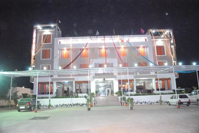 Saket Hotel And Restaurant - Image 1