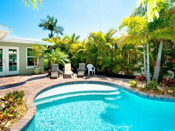 Gorgeous Periwinkle Cottage - Image 1