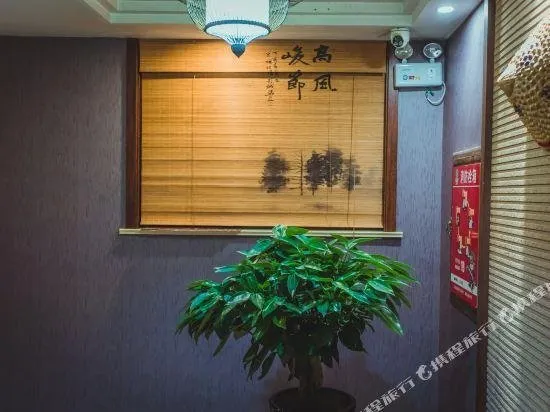 Pineapple Hotel - Image 1