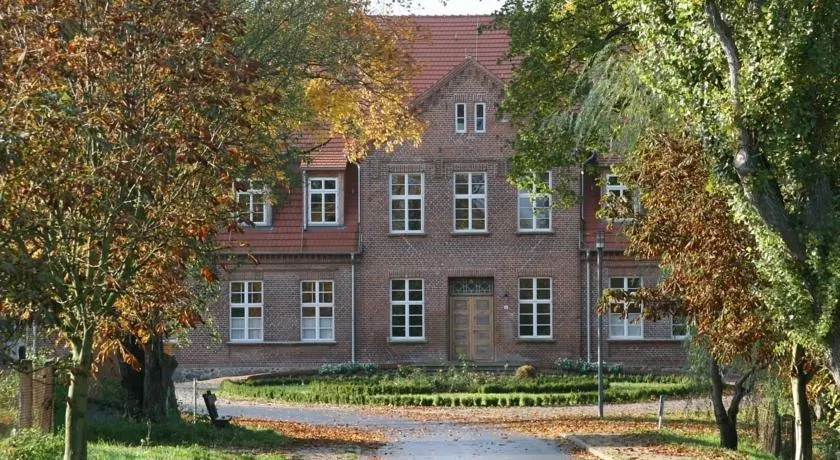 Gutshaus Linstow - Image 1