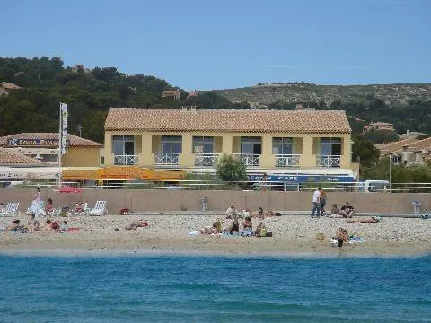 Beach Hotel - Image 1