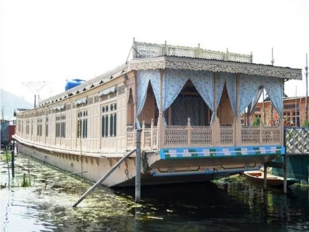 Howrah Houseboat - Image 1