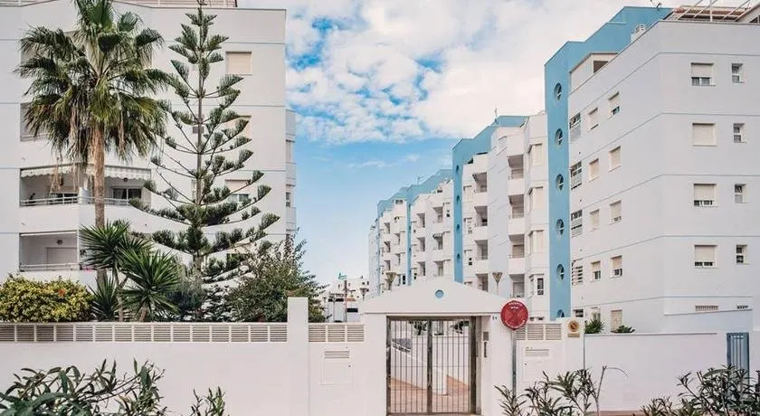 Amplio apartamento a 50m de la playa/Wide and cozy apartment 50m from the beach perfect for families - Image 1