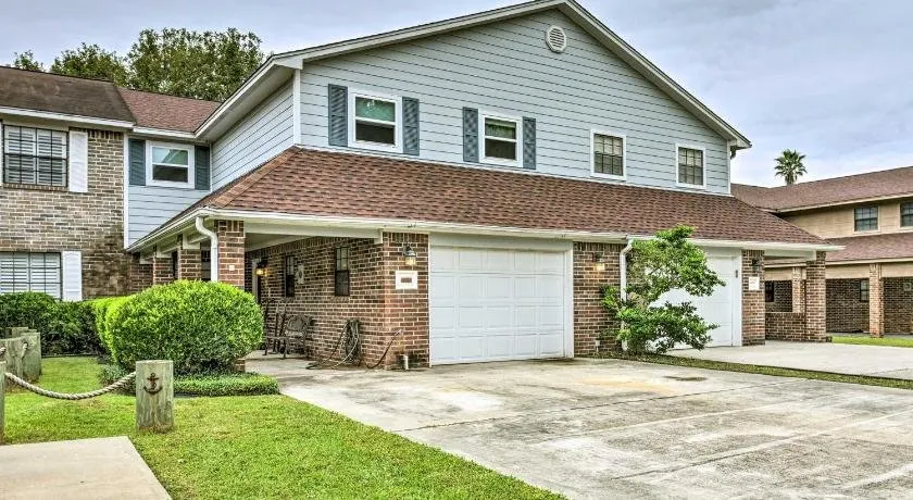 Quiet Lake Conroe Townhome w/ Water-view Deck - Image 1