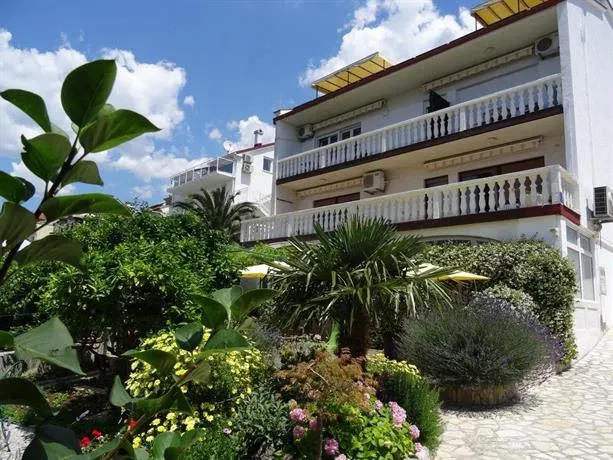 Vesna Parat Apartments and Rooms - Image 1