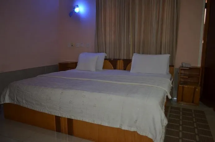 Chesterfield Hotel - Image 1
