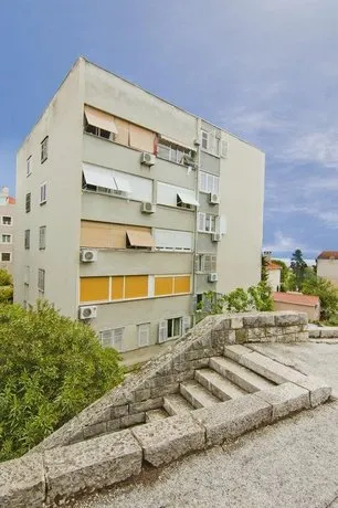 Apartment Tennis - Image 1