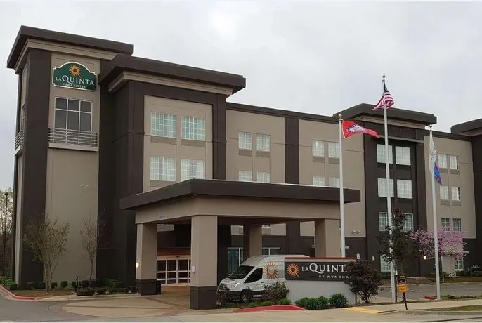 La Quinta Inn & Suites by Wyndham Little Rock - West - Image 1