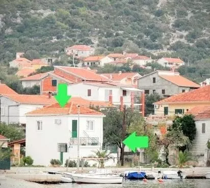 Cosy Seafront House - Image 1