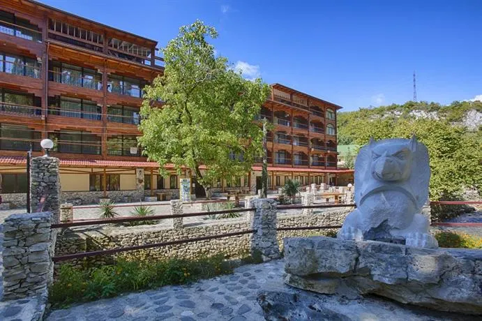 Griffon Hotel - Image 1