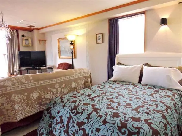 Country Cottage - Image 1