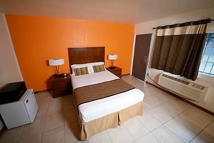 Stockton Travelers Motel - Image 1