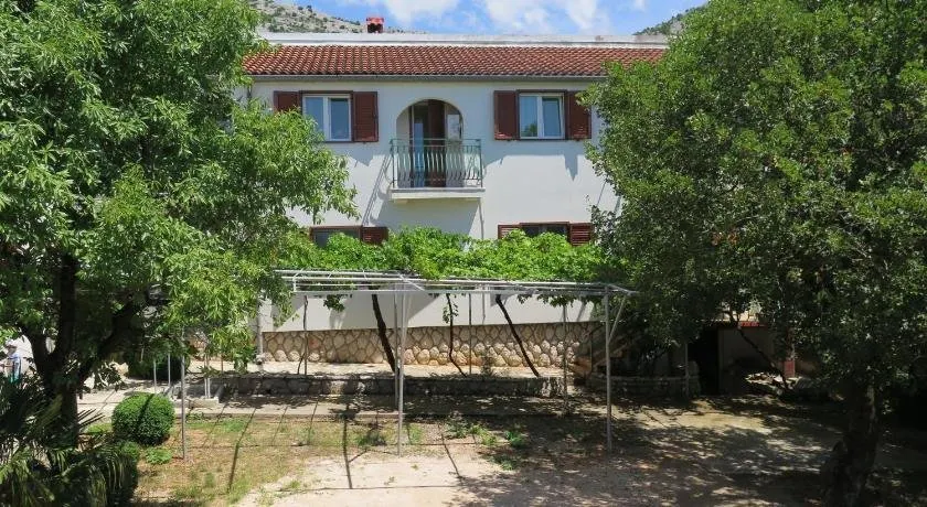Lumbrela Apartments - Image 1