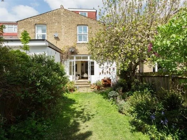 Veeve 4 Bed House On Leighton Road Ealing - Image 1