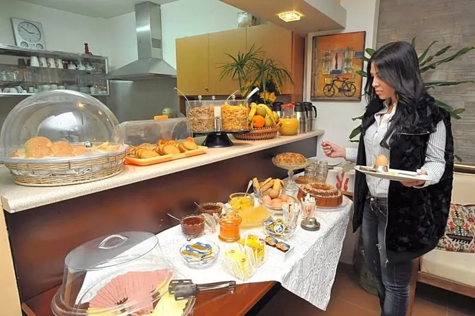 Apollon Hotel - Image 1