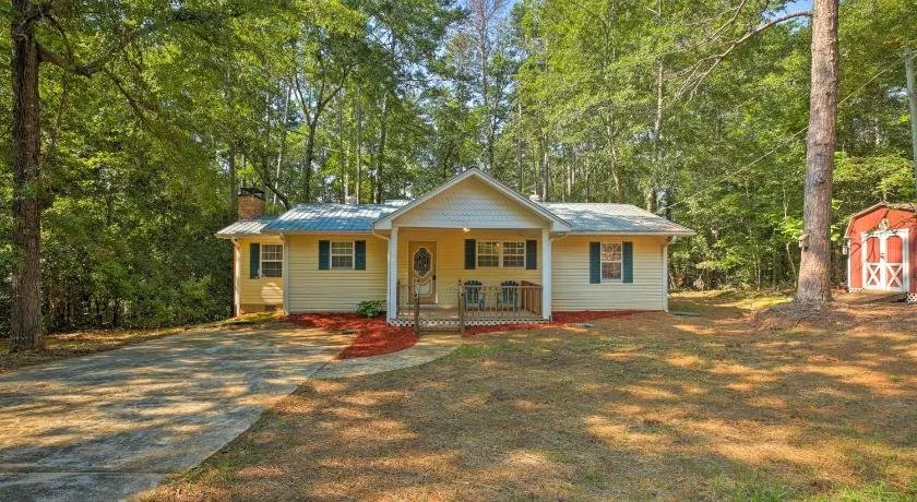 Pet friendly Toccoa Home w Deck Lake Access - Image 1