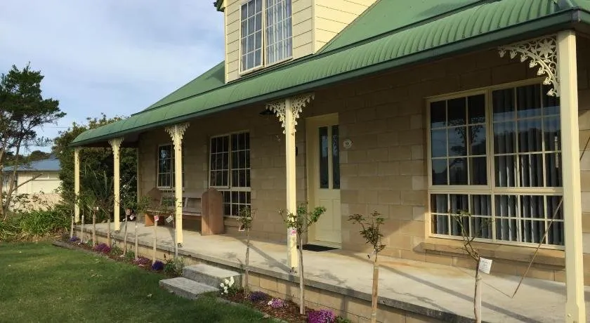 ‘Rose Cottage’ sisters beach accommodation - Image 1