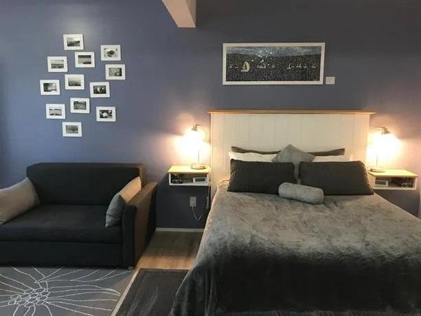 Blue Cat Cottage Bed And Breakfast - Image 1