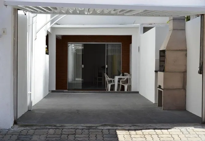 Casa com garagem e churrasqueira a 5 minutos da Praia Grande - Image 1