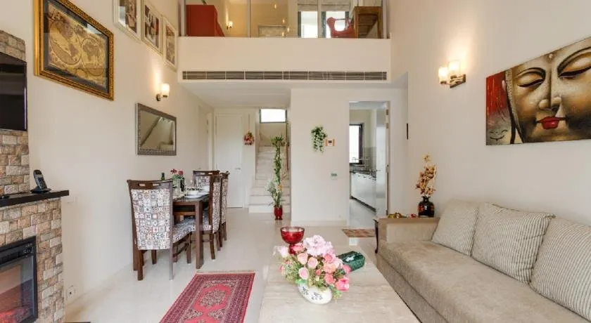 Hostie Evanya - luxury 2BR apt near Golf Course Road - Image 1