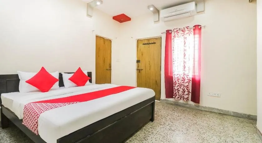 Hotel Kalyug Palace by OYO Rooms - Image 1