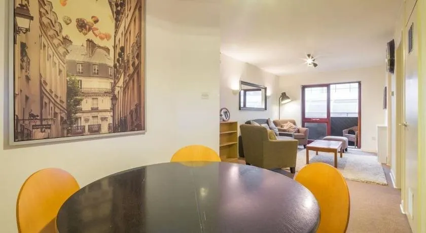 Super CENTRAL Cambridge Flat For Up To 4 People - Image 1
