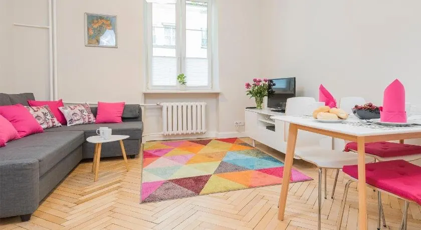 Delightful New Town Square Apartment - Image 1