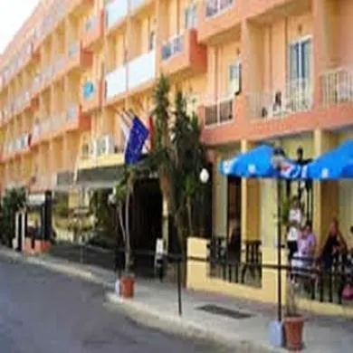 Qawra Inn Hotel - Image 1