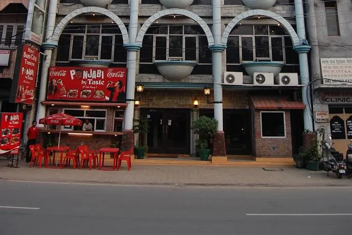 Hotel The Queen By Vivo Hotels - Image 1