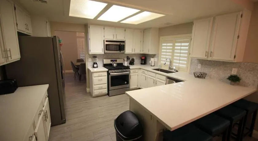 Brilliant 4 Bedroom House With Pool! - Image 1