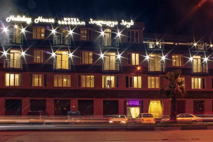 Green Hotel - Image 1