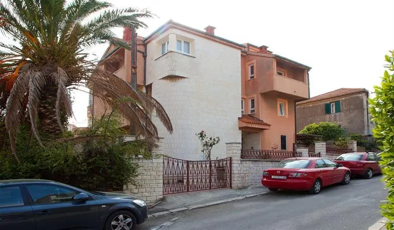 Cro Jet Set Palace - Image 1