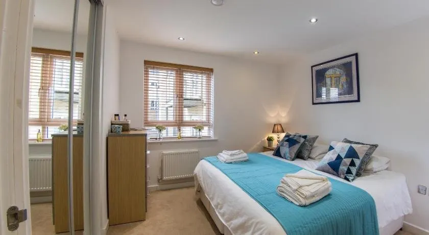Borehamwood - Spacious Apartment - Image 1