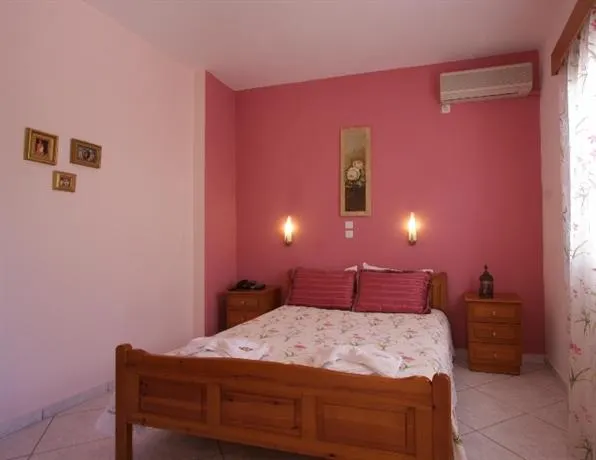Bella Vista Studios and Apartments - Image 1