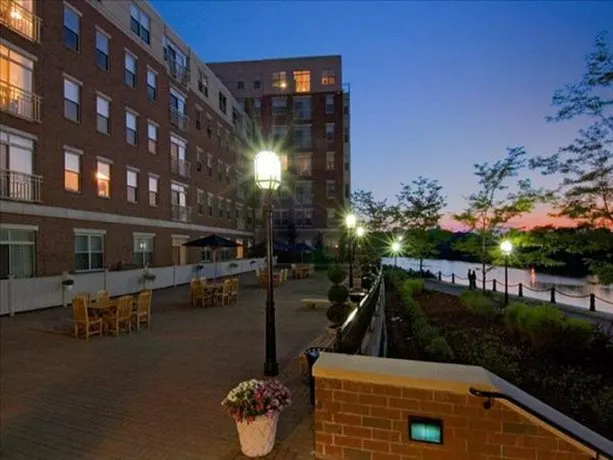 Global Luxury Suites At The Riverwalk - Image 1