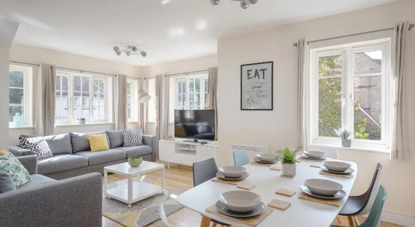 Luxury Hitchin Apartment, Great Town Centre Location - With Parking - Image 1
