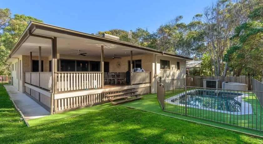7 Ibis Court - Spacious Family Home With Large Outdoor Area Swimming Pool & Ample Parking - Image 1