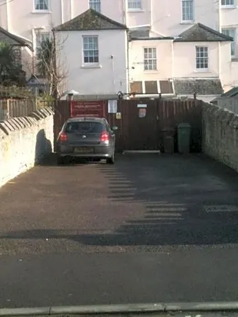 Molyneux Guesthouse - Image 1