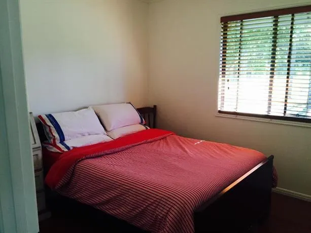 Lakeside Cottage Woodford - Image 1