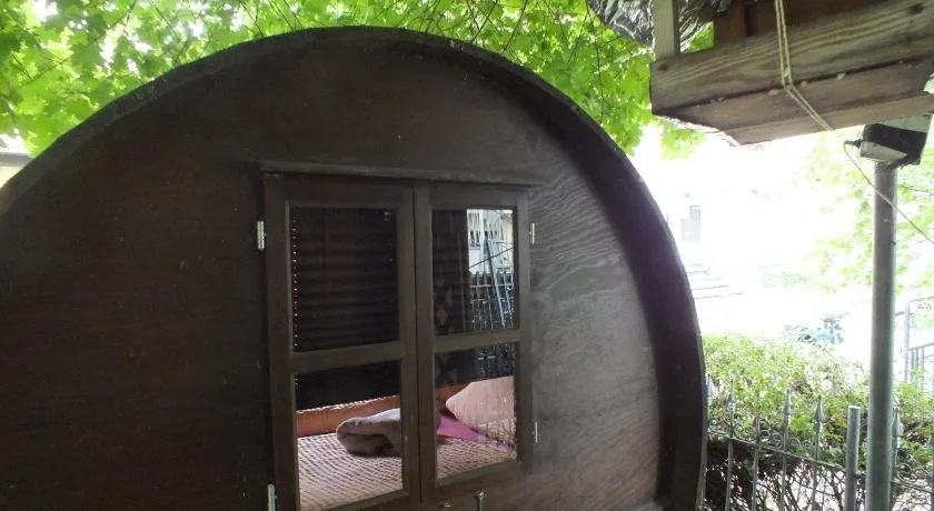 Für Alleinreisende- Single Room- Rustikales freistehendes Mini Holzfass zum Schlafen, mit angrenzendem Badezimmer! - Image 1